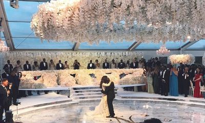 Đám cưới sang chảnh với 1 triệu bông hồng của con trai tỷ phú da màu giàu nhất thế giới