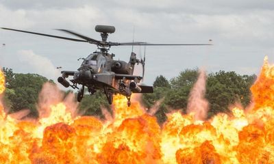24h qua ảnh: Trực thăng Apache bay lượn trên biển lửa