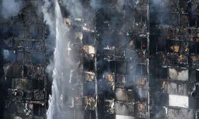 Tòa tháp 27 tầng bốc cháy dữ dội ở London, Anh, ít nhất 50 người thương vong