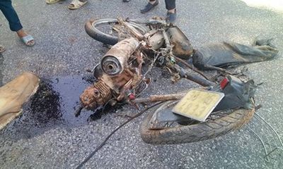 Xe bán tải đâm nát xe máy, 2 thiếu nữ thương vong trên đường Hồ Chí Minh