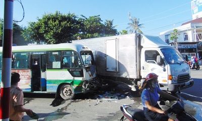 Xe khách tông xe tải, hàng chục hành khách hoảng loạn kêu cứu
