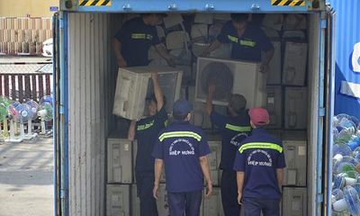Phát hiện 3 container chứa hàng trăm thiết bị điện lạnh nhập lậu về Việt Nam