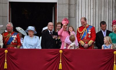 Anh em Hoàng tử nhí tinh nghịch trong lễ mừng sinh nhật thứ 91 của Nữ hoàng Anh