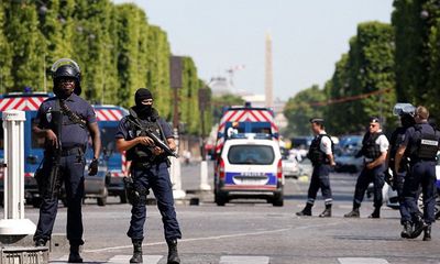 Pháp: Xe chở đầy vũ khi đâm vào cảnh sát ở đại lộ Champs Elysees