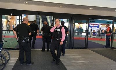‘Khủng bố’ dùng dao đâm vào cổ cảnh sát ngay tại sân bay Mỹ