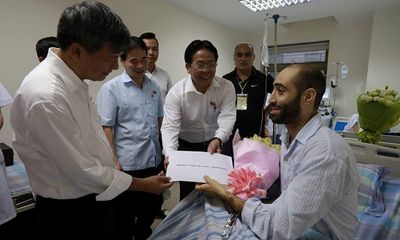 Bố thầy giáo bị ung thư máu khóc cảm ơn dân Việt Nam đã ủng hộ con ông hơn 1 tỷ đồng chữa bệnh