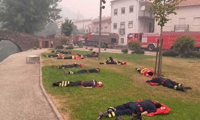 Cảm động hình ảnh hàng chục lính cứu hỏa ‘nằm gục’ trên bãi cỏ sau khi dập đám cháy rừng