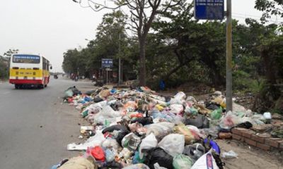 Bức xúc tình trạng đổ rác bừa bãi trên đường phố Hà Nội
