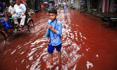 24h qua ảnh: Đường phố Bangladesh nhuộm đỏ màu máu sau mưa lớn