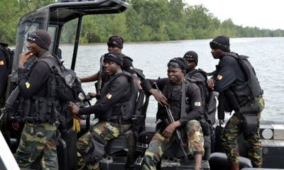 Tàu quân sự ở Cameroon lật úp, hàng chục binh sỹ mất tích