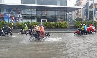 Mưa lớn, nhiều nơi ở Hà Nội chìm trong biển nước