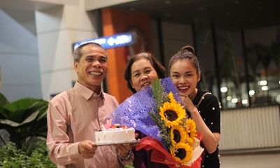 Gia đình Giang Hồng Ngọc mừng sinh nhật mẹ ở sân bay