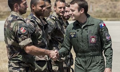 Tổng thống Pháp diện đồ phi công thăm căn cứ không quân