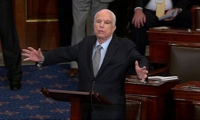 John McCain trở lại Thượng viện Mỹ bỏ phiếu thay thế Obamacare