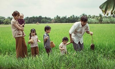 Ngây ngất bộ ảnh gia đình nông dân của Lý Hải – Minh Hà