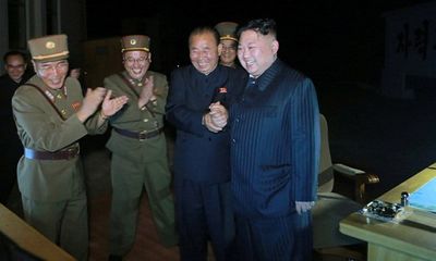Ông Kim Jong-un tươi cười nắm tay cấp dưới khi giám sát phóng tên lửa