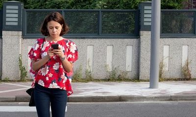 Thành phố đầu tiên ở Mỹ cấm dùng điện thoại di động khi đi bộ qua đường