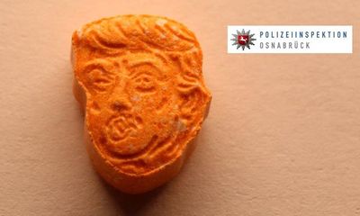 Đức tịch thu hàng nghìn viên thuốc lắc hình Tổng thống Trump