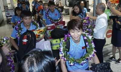 Hàng trăm người chào đón đội tuyển bóng đá nữ Việt Nam về nước