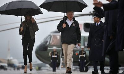 Vợ Tổng thống Trump bị chỉ trích vì đi giày cao gót đến thăm vùng tâm bão