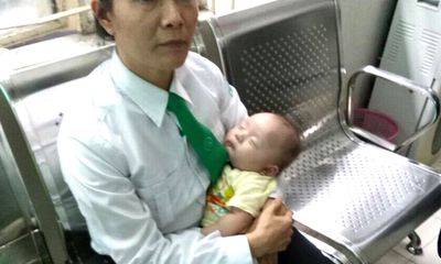 Bé trai 2 tháng tuổi bị mẹ bỏ rơi trên taxi ở Sài Gòn