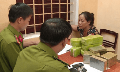 Bắt vụ vận chuyển 15 bánh heroin trên xe khách đi Hà Nội