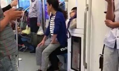 Bị từ chối nhường ghế xe điện ngầm, bà sồn sồn leo tót vào lòng trai trẻ ngồi