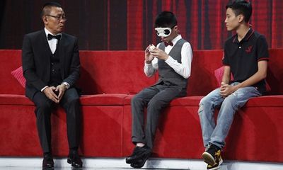 MC Lại Văn Sâm bái phục trước cậu bé Trung Quốc xoay Rubik bằng cả tay và chân