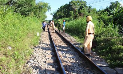 Người phụ nữ bị tàu hỏa kéo lê 50 mét tử vong khi băng qua đường sắt dân sinh