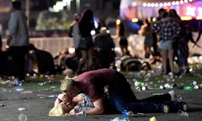 Khoảnh khắc kinh hoàng trong vụ xả súng tại Las Vegas qua tấm hình của phóng viên