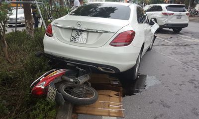 Mercedes tông liên hoàn trên phố Xã Đàn, tài xế cố thủ trong xe
