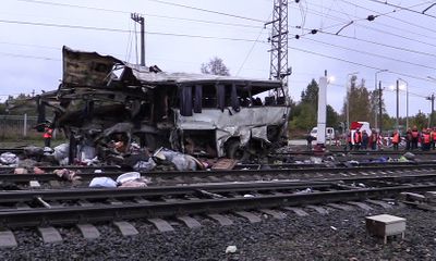 Cố vượt đèn đỏ, xe buýt bị tàu hỏa đâm ‘xé rời’, ít nhất 16 người chết