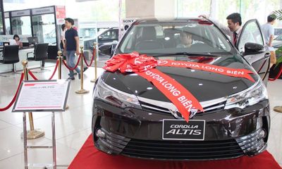 Toyota Corolla Altis 2017 giảm giá khủng dù vừa mở bán