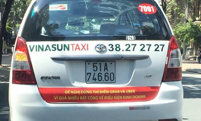 Taxi treo biểu ngữ chống Uber, Grab có phạm luật?