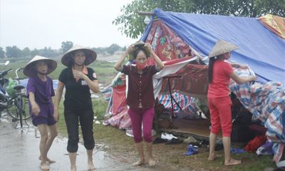 Dân Hà Nội lập lán trông coi ngày đêm, chặn xe rác đổ xuống chân đê sông Hồng 
