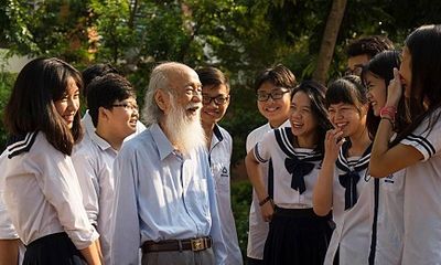 Gia đình đưa thầy Văn Như Cương về thăm trường Lương Thế Vinh lần cuối