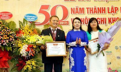 Bệnh viện E vinh dự nhận Cờ thi đua của Chính phủ trong lễ kỷ niệm 50 năm ngày thành lập