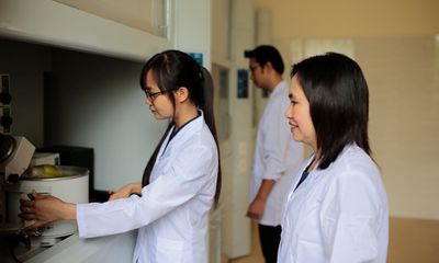 “Cứu tinh” của bệnh nhân ung thư nhận giải thưởng Phụ nữ Việt Nam 2017