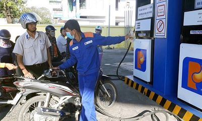 Giá xăng tiếp tục giảm 124 đồng/lít