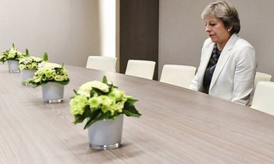 Thủ tướng Anh ngồi 1 mình trong phòng họp gây xôn xao mạng xã hội