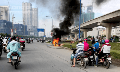 Xe tay ga cháy trơ khung trên xa lộ Hà Nội, chủ xe bỏ chạy thoát thân