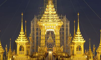 Cận cảnh Đài hóa thân Hoàng gia tưởng nhớ Vua Thái Lan bằng vàng