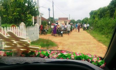 Trưởng thôn chặn xe rước dâu...đòi nợ tiền làm đường