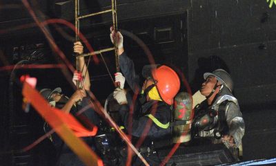 Hà Nội: Cháy lớn tại quán karaoke 5 tầng, cảnh sát dùng búa tạ phá tường