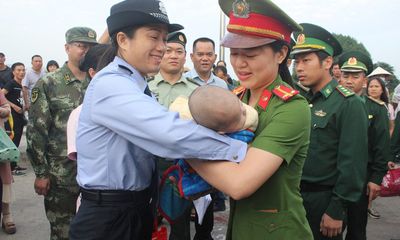 Trao trả bé trai 4 tháng tuổi bị lừa bán sang Trung Quốc