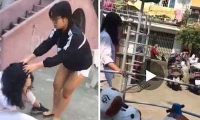 Nữ sinh Hà Nội đánh bạn cùng trường dã man vì nghi bị nhìn đểu