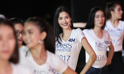 Thí sinh Hoa hậu Hoàn vũ Việt Nam miệt mài luyện tập trước thềm bán kết