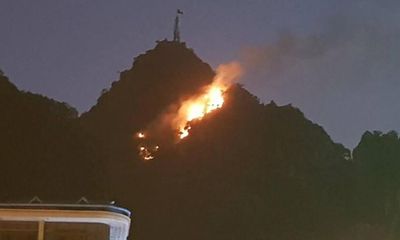 Cháy trên núi Bài Thơ: Phát loa nhắc nhở người dân nhanh chóng rời khỏi nhà