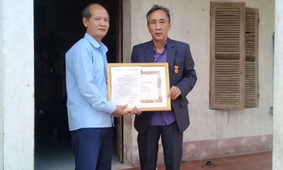Tử tù oan Hàn Đức Long nhận huy hiệu 30 năm tuổi Đảng