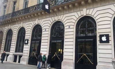 Apple Store ở Pháp vắng tanh trước khi iPhone X lên kệ
